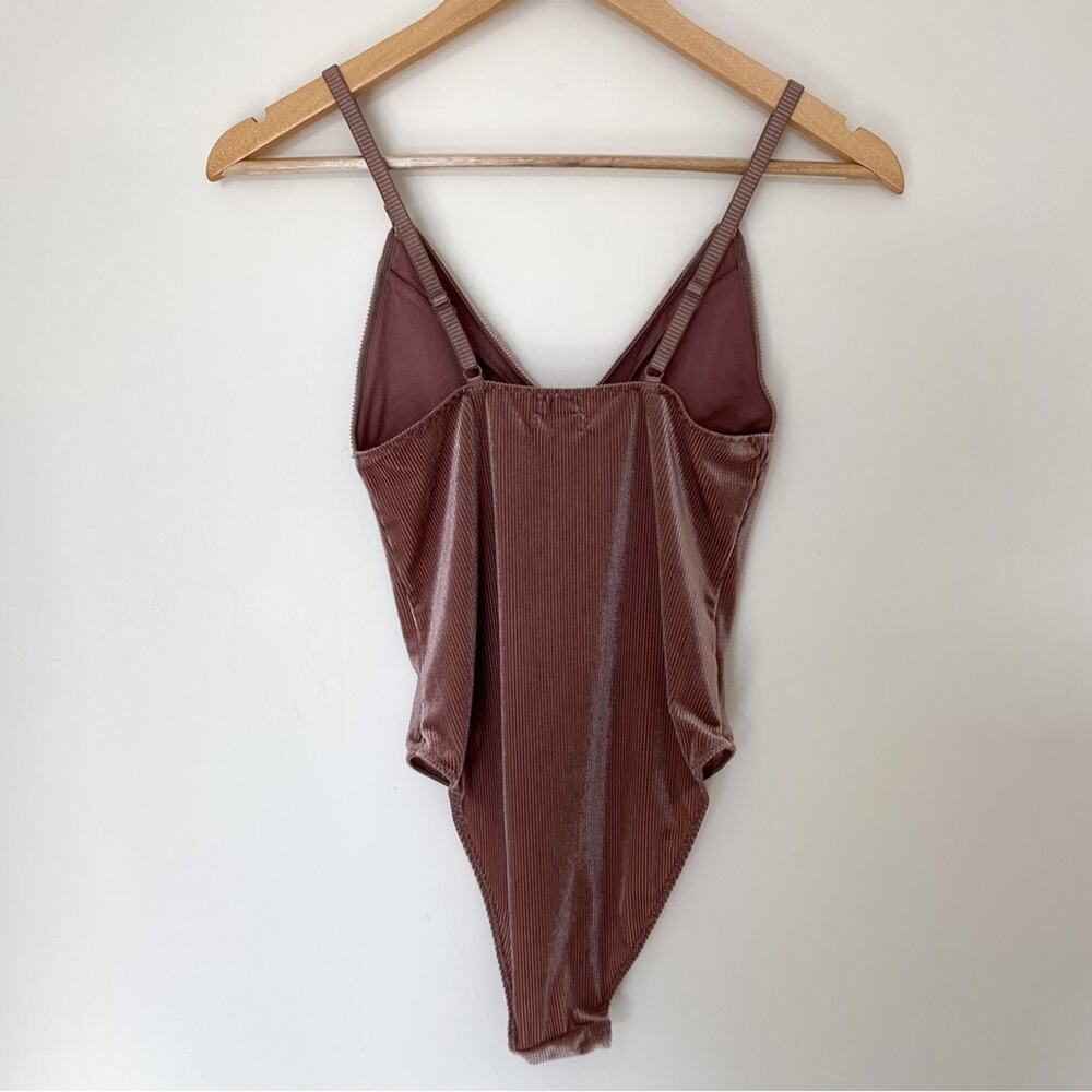 Urban‎ Outfitters Mauve Ribbed Velvet Bodysuit - Picture 3 of 6